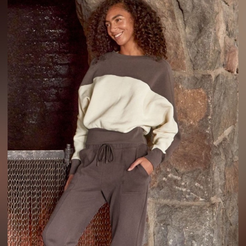 Beyond Yoga cream and brown crew neck